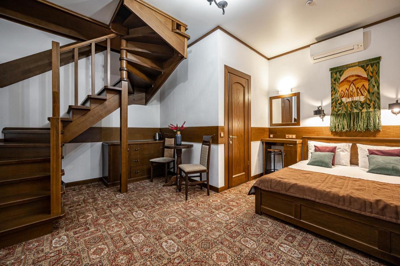 Tatariv DeLuxe Hotell Exteriör bild